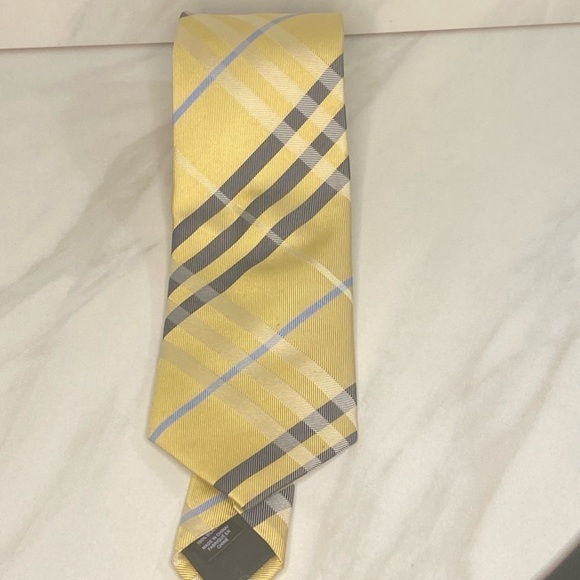 Saks Fifth Avenue 100% silk necktie - Picture 1 of 3